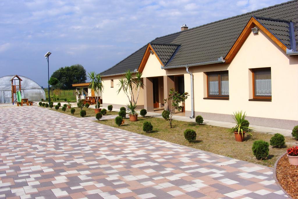 Szerencsecsillag Vendégház Kiskoros Esterno foto