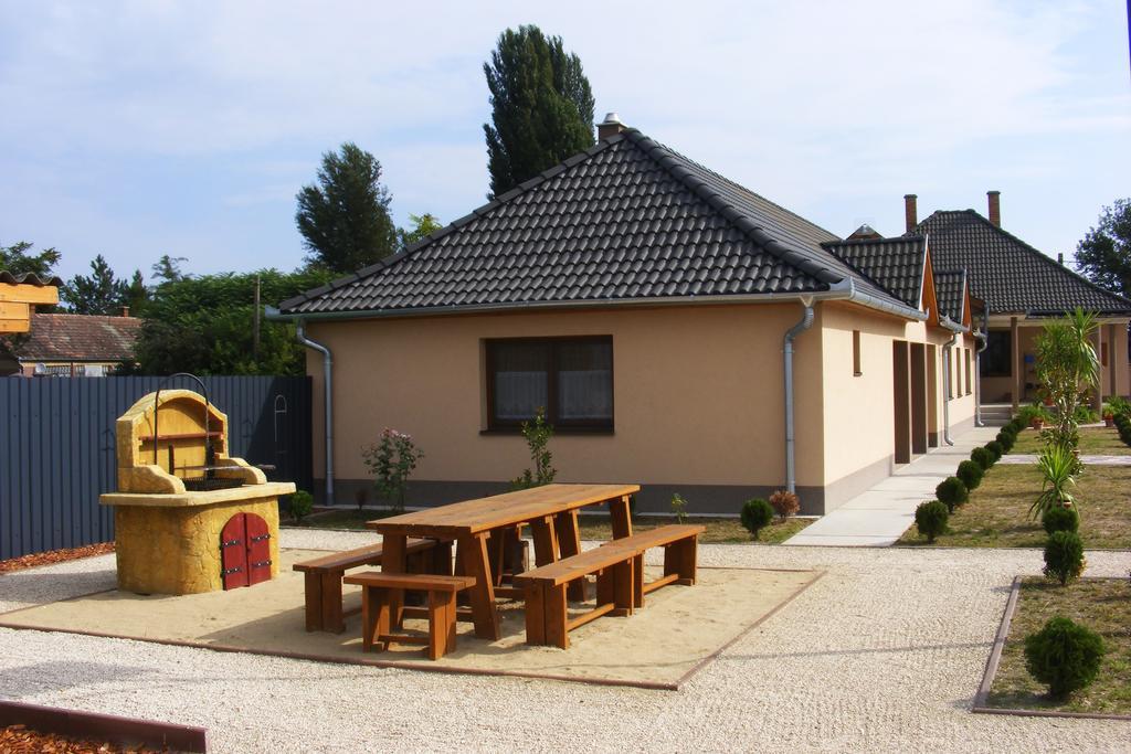 Szerencsecsillag Vendégház Kiskoros Esterno foto
