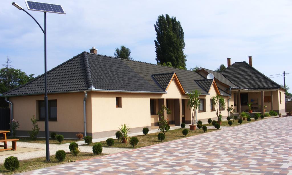 Szerencsecsillag Vendégház Kiskoros Esterno foto