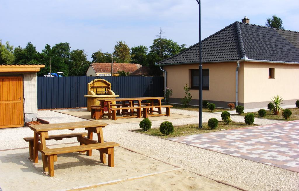 Szerencsecsillag Vendégház Kiskoros Esterno foto