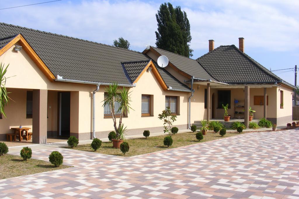 Szerencsecsillag Vendégház Kiskoros Esterno foto