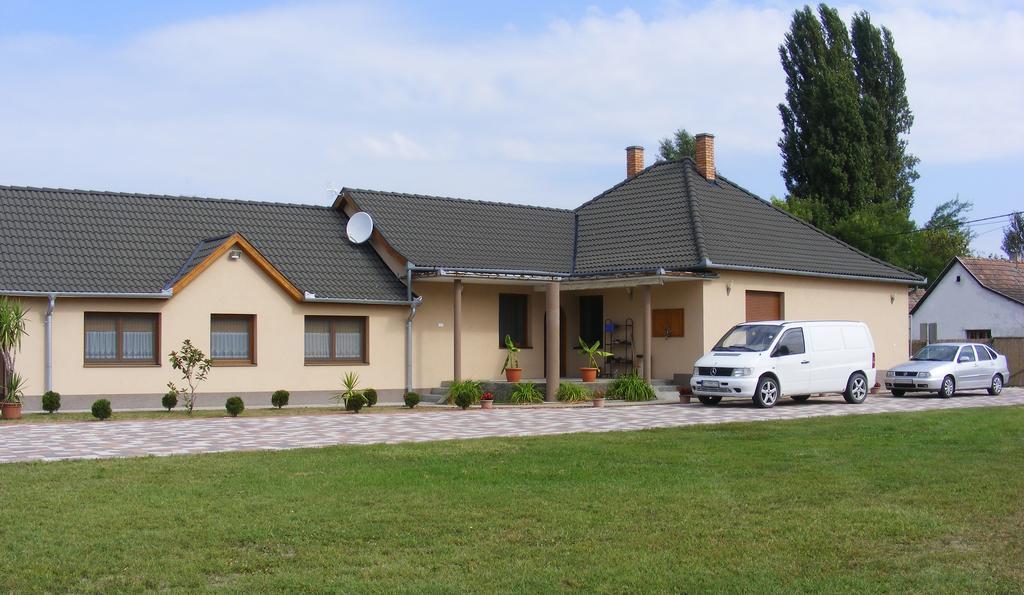 Szerencsecsillag Vendégház Kiskoros Esterno foto